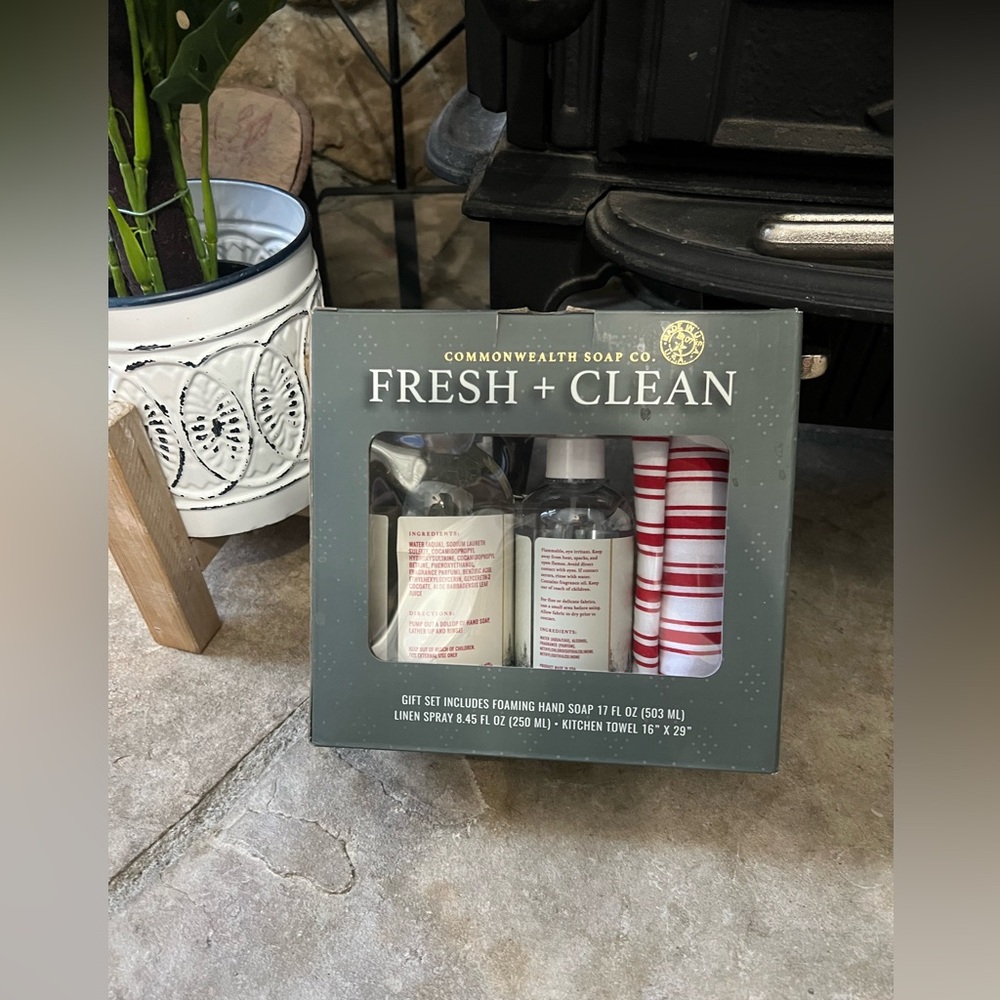 Fresh + Clean Gift Set with Linen Spray and Hand Soap - Picture 2 of 3